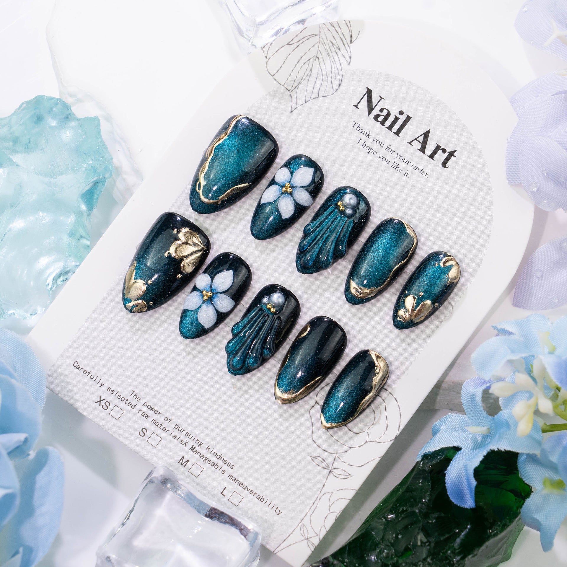 Short Almond Cat Eye & Gold-Plated Press-On Nail Set (30 Pieces) – close-up detail