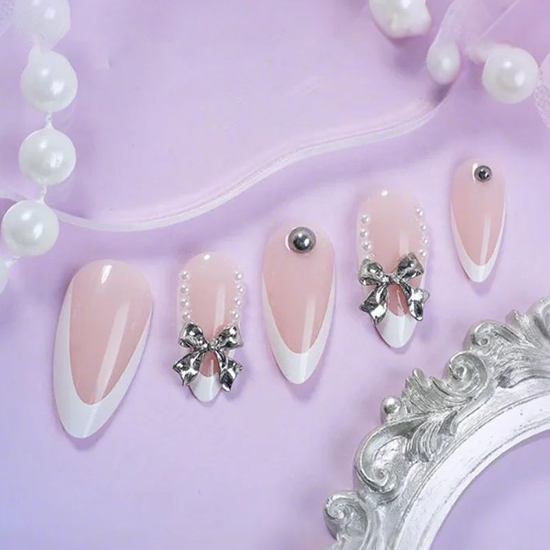 Butterfly & French Tip French Nails, 24 Pieces – close-up detail
