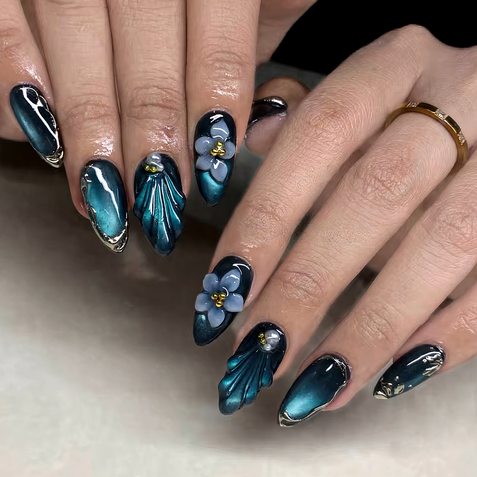 Short Almond Cat Eye & Gold-Plated Press-On Nail Set (30 Pieces) – front view