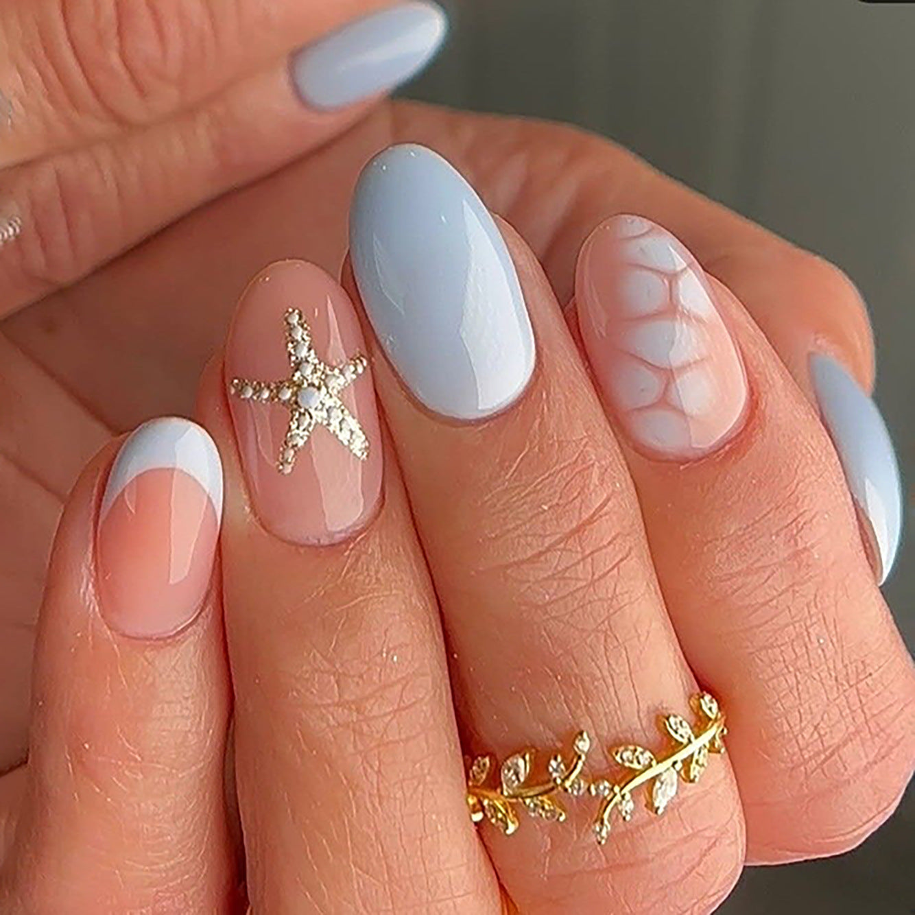 French Tip & Star Press-On Nails, Short Oval – front view